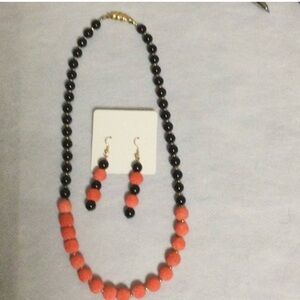 Necklace and Earrings made of Onyx and Coral with gold color beads